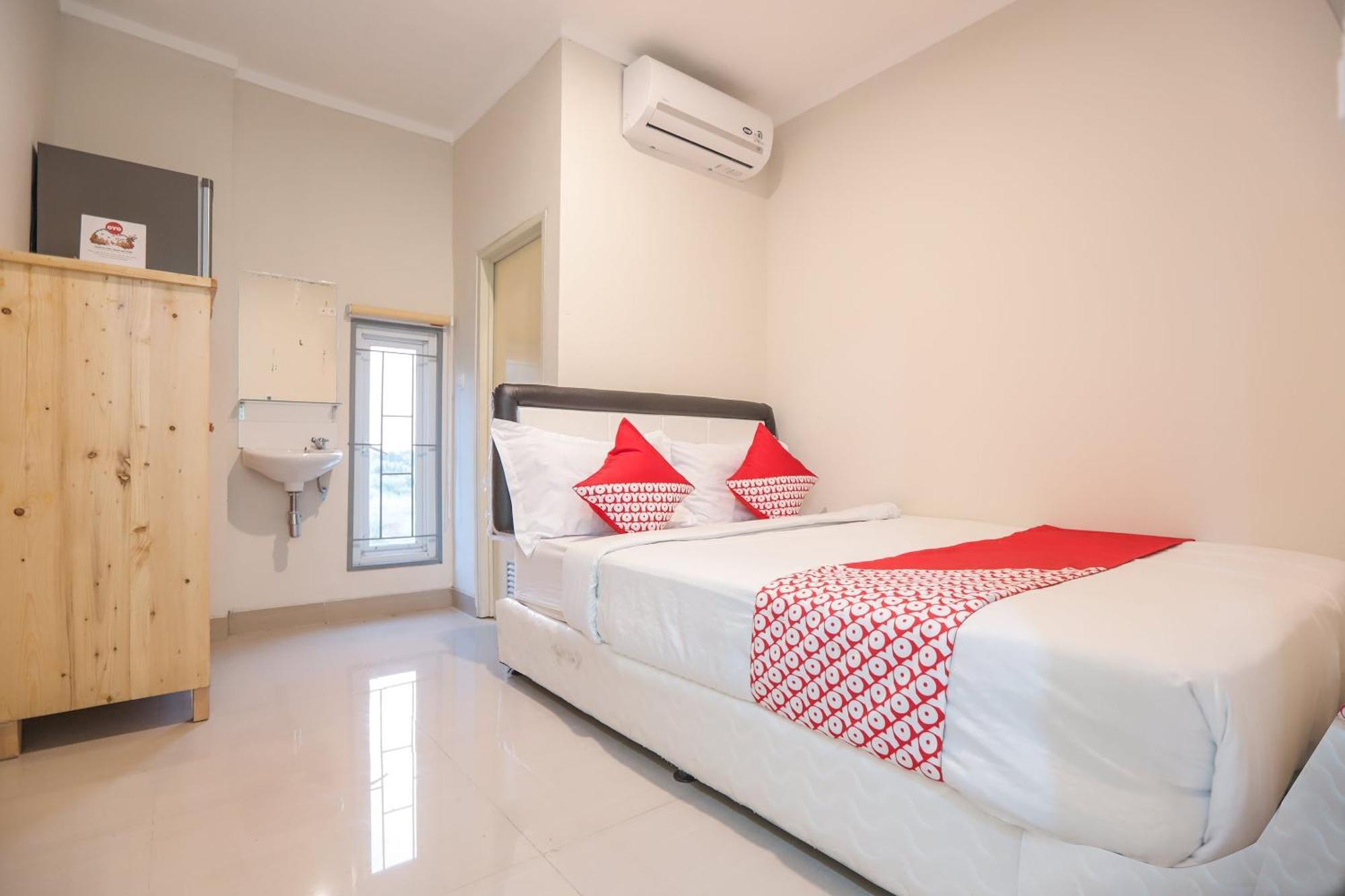Oyo 387 Alfa Guest House Tegal  Exterior photo